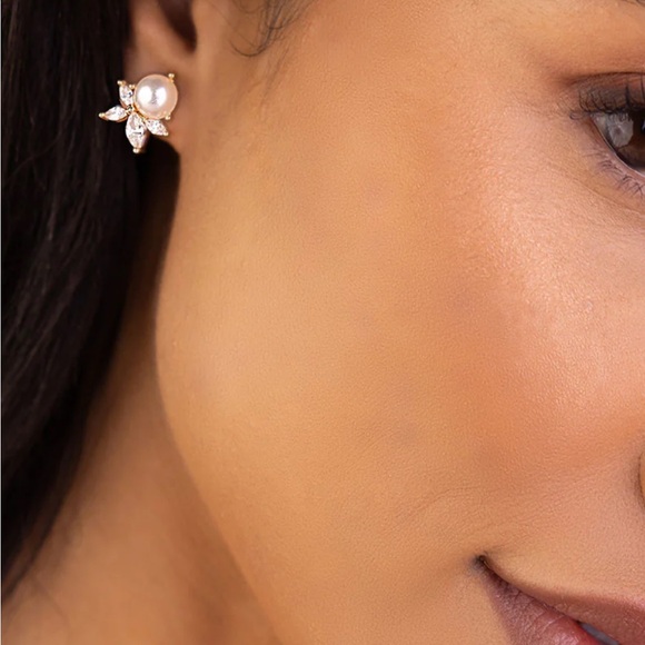 Sandra Studs - Pearl and Silver Floral Earrings - Picture 2 of 6